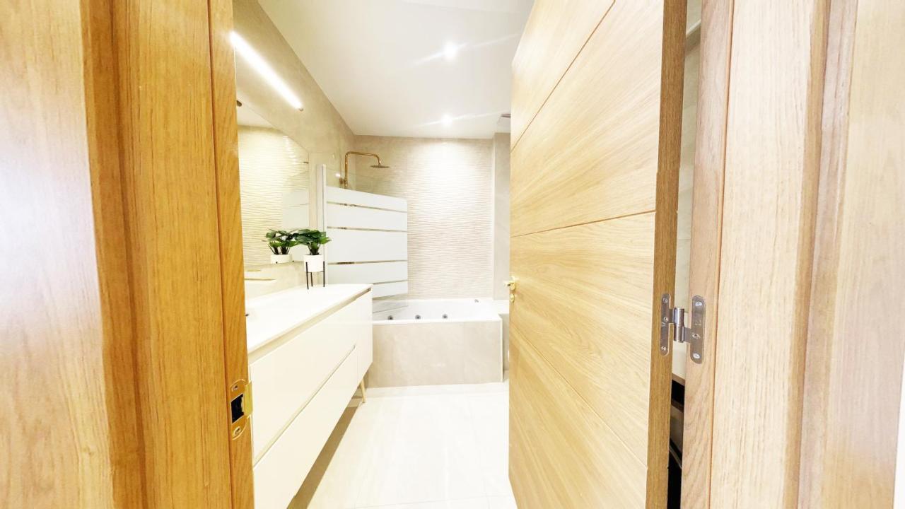 Paradise Luxurious Flat, Free Parking, 3 Double Rooms, Terrace, Jacuzzi, Fully Renovated Сан-Себастьян Экстерьер фото